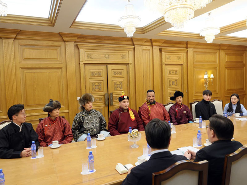 “Physical Asia” нэвтрүүлгийн оролцогчдыг улсын наадам үзэхийг урив